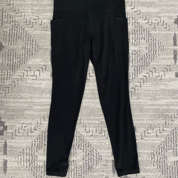 Athleta Pants - Athleta Stash Pocket 25” EUC worn only a few times. Sz Medium